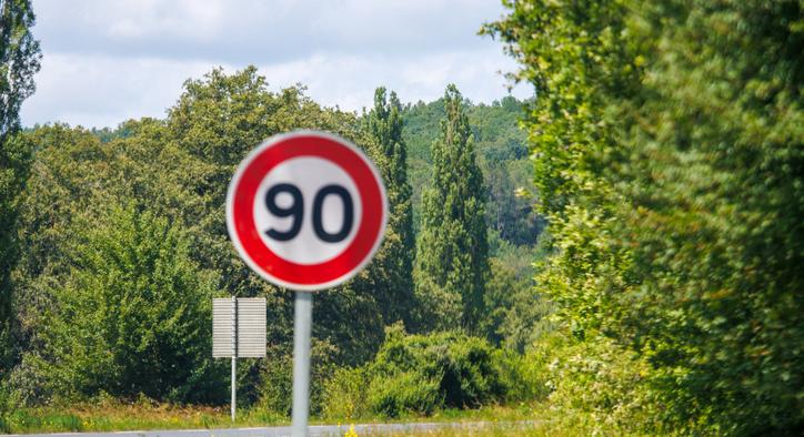 Hamis KRESZ-tábla szedte áldozatait: fizethetett, akit átvert