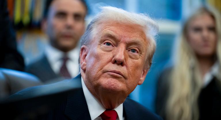 Donald Trump perrel fenyegeti a BBC-t a videóbotrány miatt, amibe már két vezérigazgató is belebukott