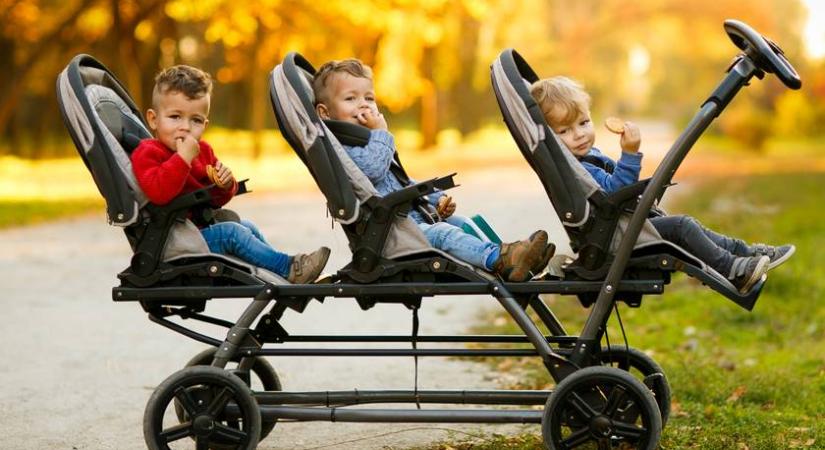 Így kell totyogós hármas ikrekre vigyázni a parkban: videón a zseniális megoldás