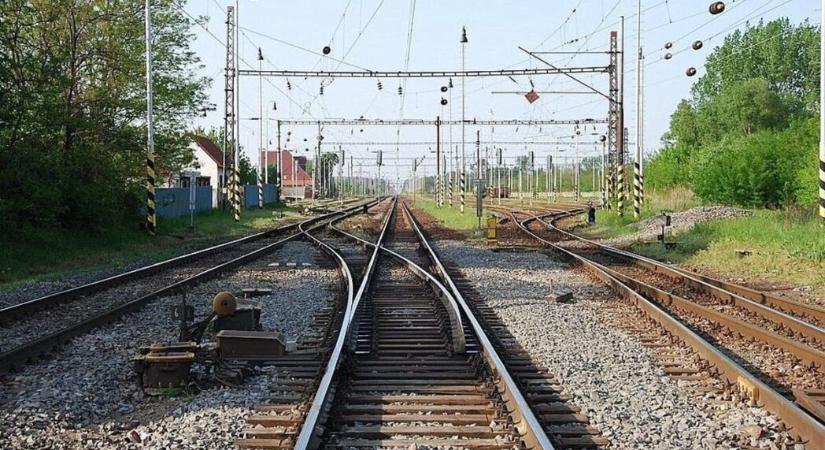 Helyreállították a pályát a bazini vonatbaleset után