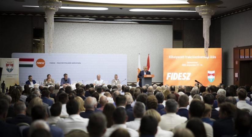 Egy hónap alatt több mint 100 millió forint közpénzt költöttek el a kormánypártok frakciórendezvényekre