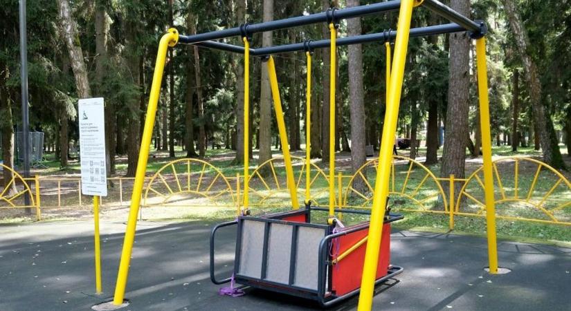 Különleges hintára gyűjtenek Pápán