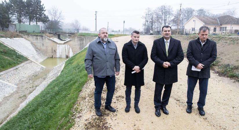 Megszűnt az árvízi veszélyeztetettség – ezt a patakot ilyen védművekkel tartják kordában (galéria, videó)
