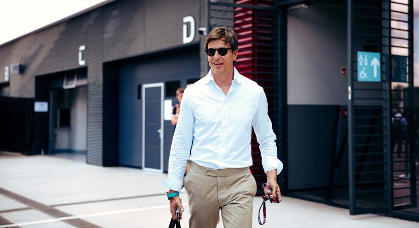 Wolff eladná részesedése egy részét a Mercedes F1-es csapatában