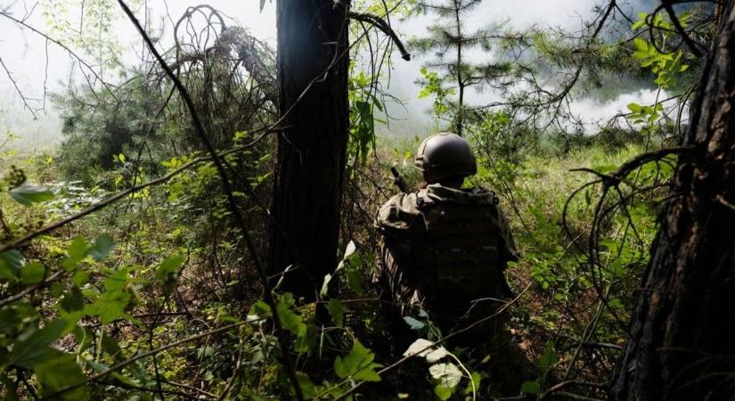 Zelenszkij seregéből kétpercenként szökik meg valaki: az ukrán parancsnok szerint túl kevés embert küldtek a frontra