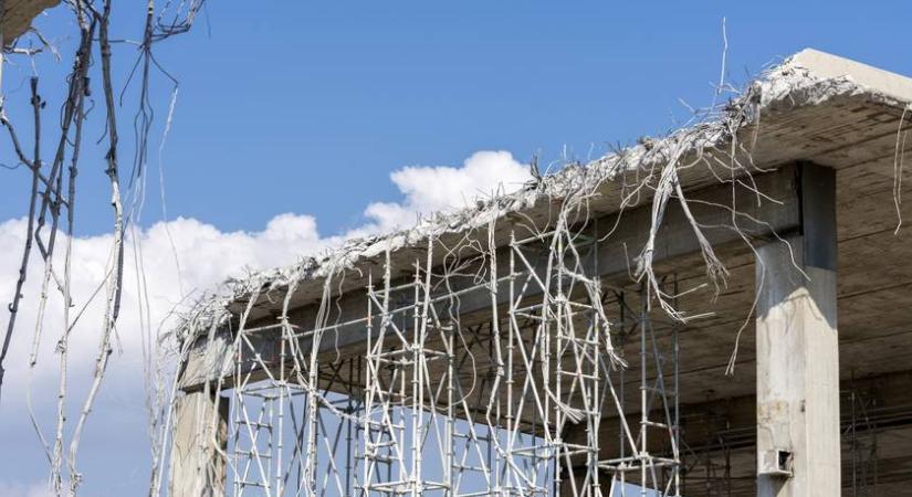 Döbbenetes videón az óriási híd összeomlása – Folyóba zuhant a frissen átadott építmény