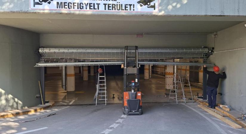 Új rácsos kaput kapott a Budai utcai mélygarázs – fotó