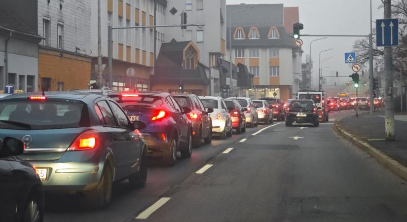 Valami történik: Munkásokat láttunk a rég lezárt szombathelyi utcában - fotók