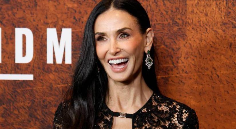 A 63 éves Demi Moore áttetsző, csipkés estélyiben ment a premierre: leesett az állunk tőle
