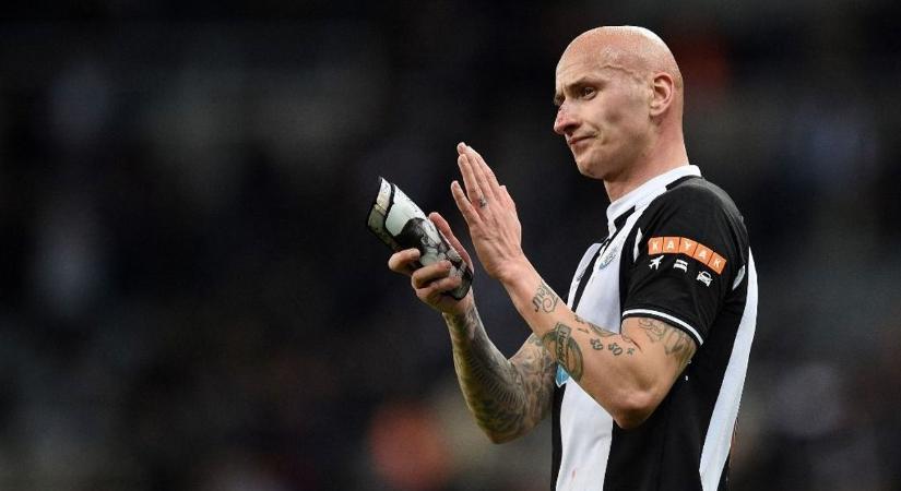 Angliában akkora a baj, hogy a volt Premier League-sztár nem meri elővenni a telefonját és nem visel órát Londonban