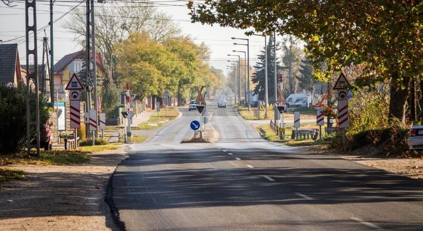 Lezárás jön Tatán: vasúti átjáró válik átmenetileg járhatatlanná