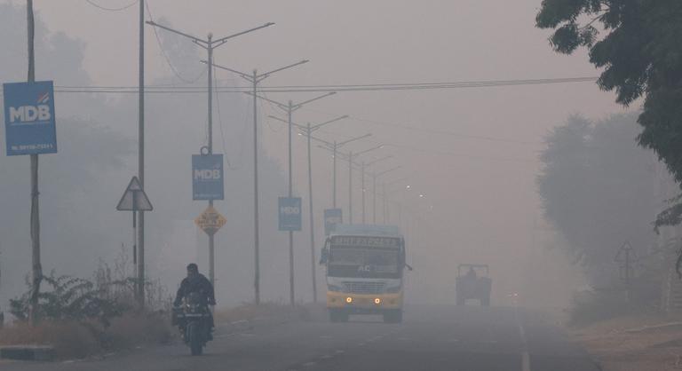 Annyira magas a légszennyezés Indiában, hogy a fővárosi iskolák átállnak hibrid oktatásra