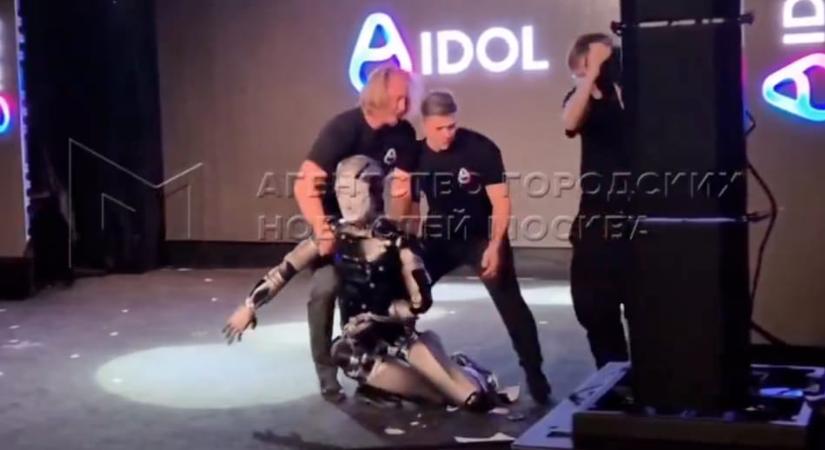 Pillanatokkal a bemutatása után elesett és széthullott az orosz humanoid robot – videó
