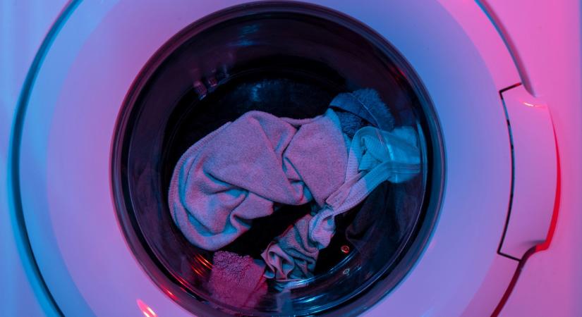 Ezért tesznek egyre többen egy nejlonzacskót a mosógépbe