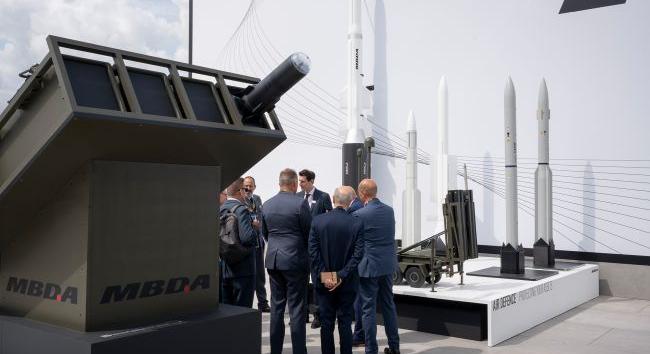 A francia partnerek készek új fegyvereket gyártani Ukrajnában