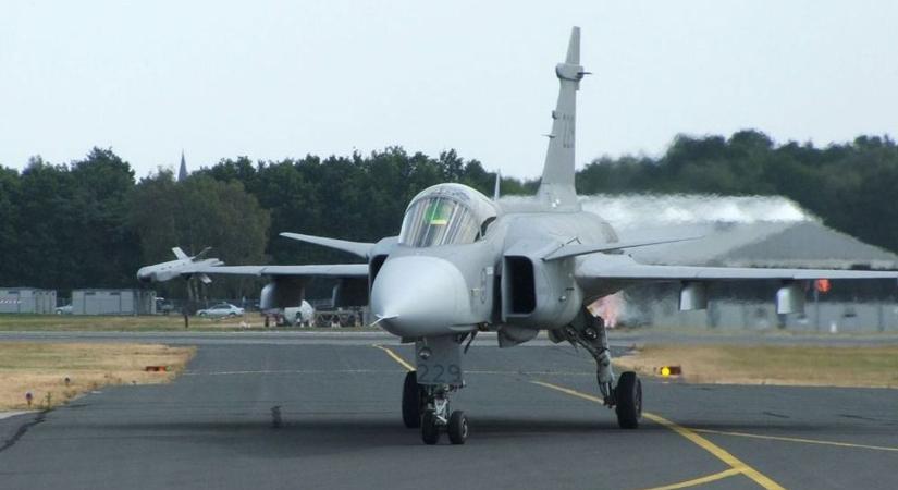 Ritka vendég szállt le Ferihegyen, a brutális köd miatt ott is éjszakázik a vadászgép – videó
