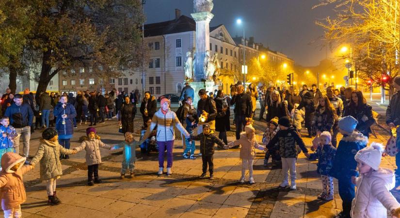 Lámpás felvonulással és körjátékkal – Ez az óvoda így ünnepelte a Márton-napot a belváros örömére (galéria, videó)