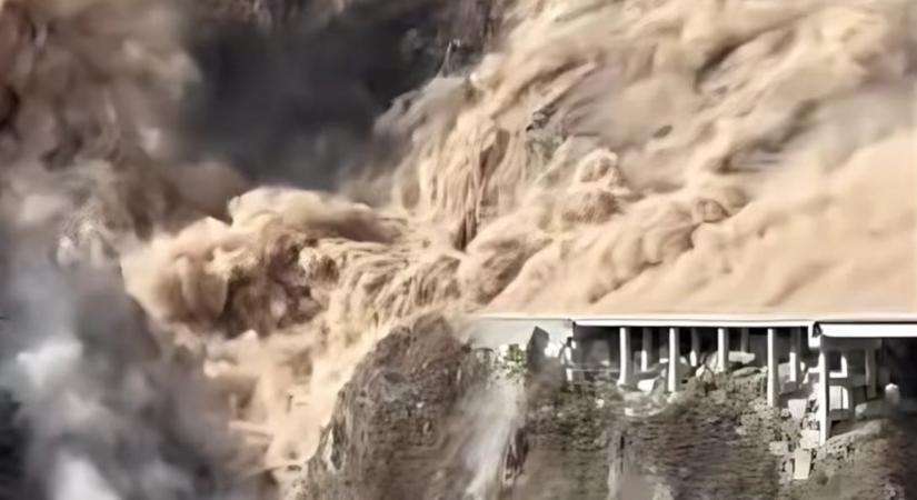Drámai videón, ahogy összeomlik egy frissen átadott híd Kínában