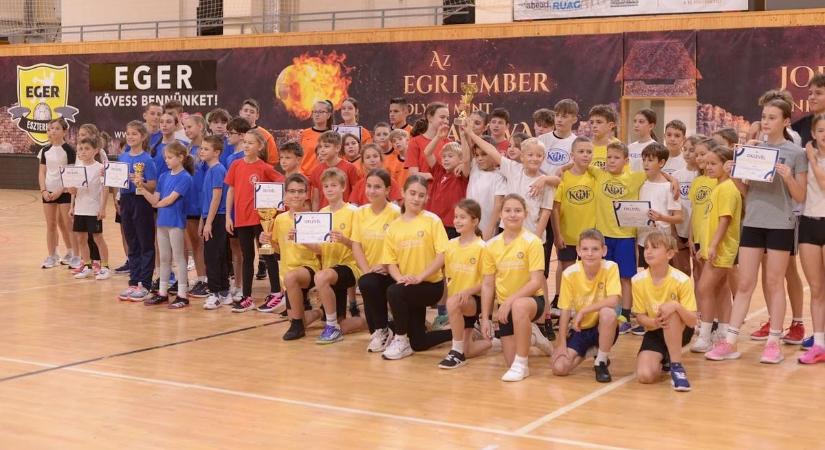 Szoboszlai Dominik cipője is gazdára találhat – sportversennyel várták az egri diákokat, itt vannak a győztesek