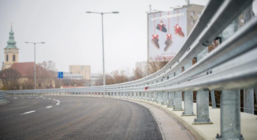 Szombattól újra járható a Flórián téri felüljáró déli hídja