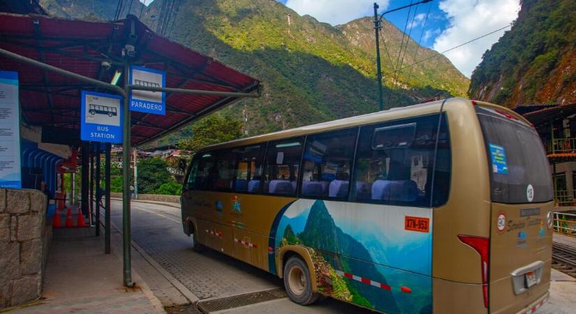 Az év egyik legszörnyűbb buszbalesete – 36 halott a helyszínen