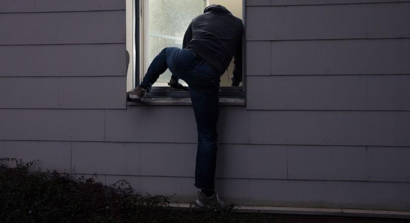 Alkonyat után nyílt a lelkészi hivatal ablaka, sötét folt hevert a padlón