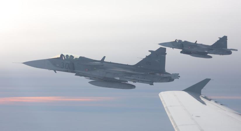 Rajta voltunk azon a gépen, amit elfogtak a Gripenek a balti légtérben – fotók, videó