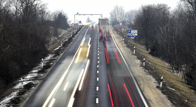 Folytatódnak a lezárások az M2-es autóúton
