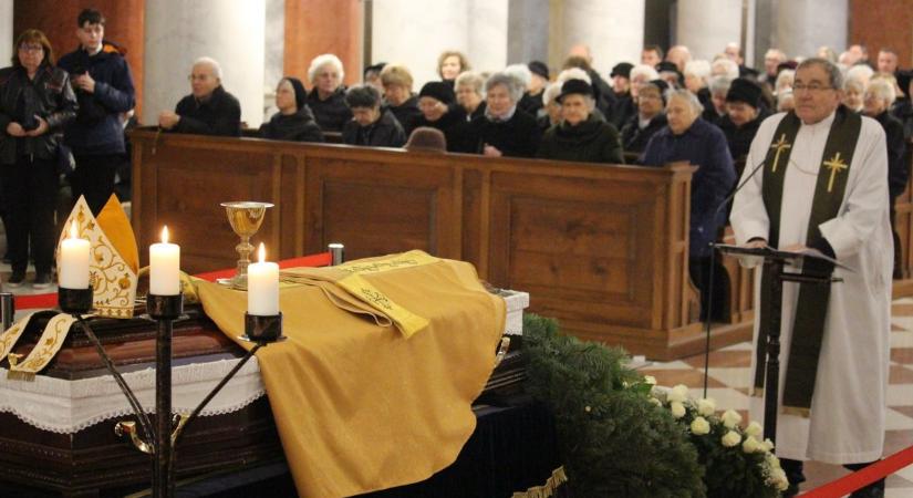 Utolsó útjára kísérték a Nyíregyházán elhunyt segédpüspököt (fotók, videók)