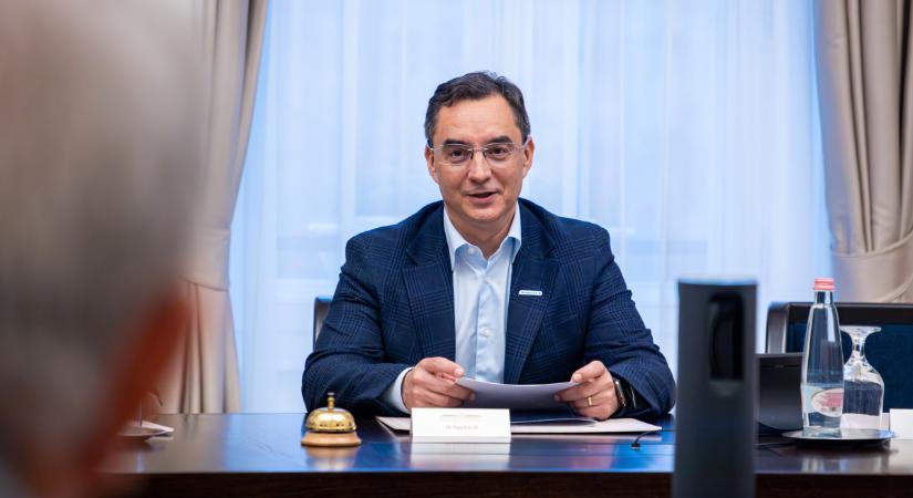 Papp László elmondta az időseknek, mi mindennek örülhetnek az “önkormányzat jóvoltából”