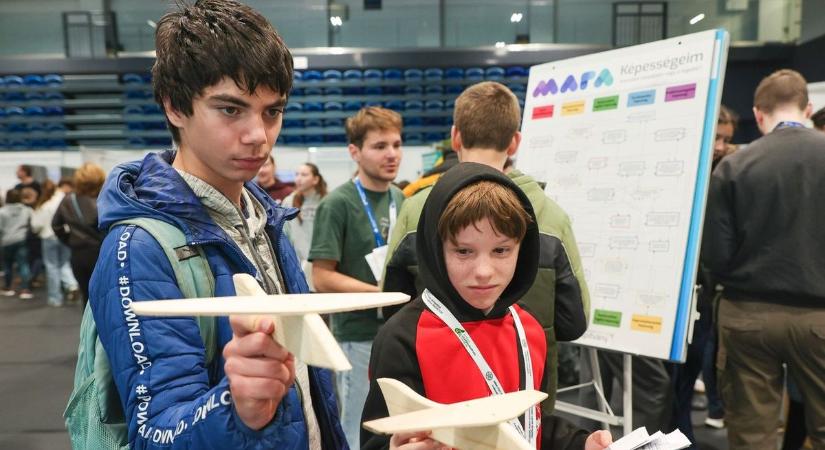 A jövő szakemberei már készülnek: ezer szegedi diák próbálta ki, milyen informatikusnak vagy gépésznek lenni – videóval