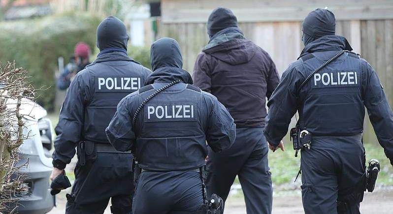 Letartóztattak egy férfit, aki német politikusok megölésére gyűjtött kriptóban adományt