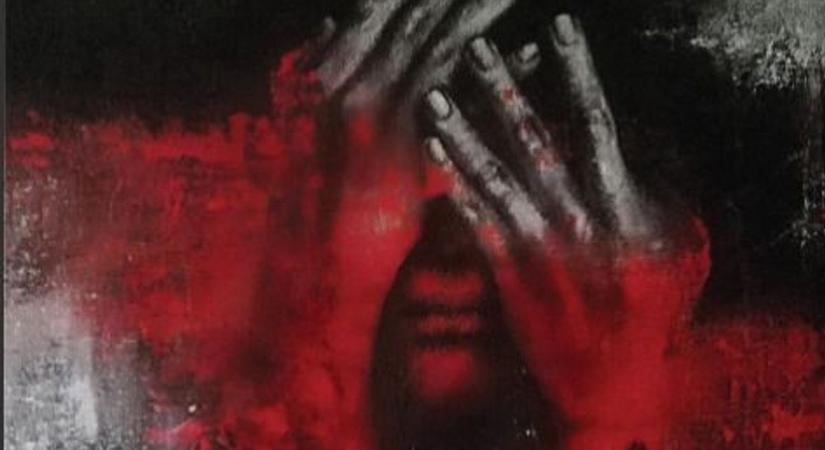 „Néma hangok – nők a csend mögött” – megrázó festménytárlat a nők elleni erőszakról Miskolcon