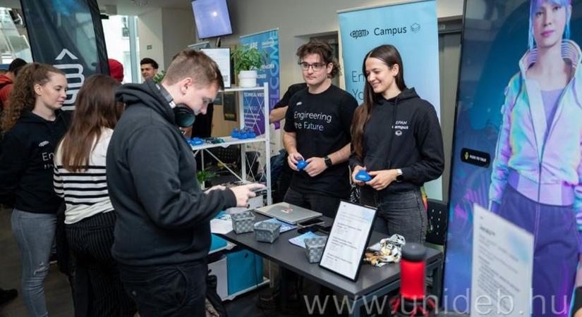 Szélesedő látásmód az informatikában a Debreceni Egyetemen