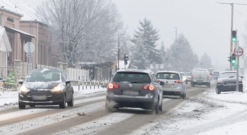 Nem mindegy, mennyire fújod fel a gumikat: így spórolhatsz és maradhatsz biztonságban a téli utakon