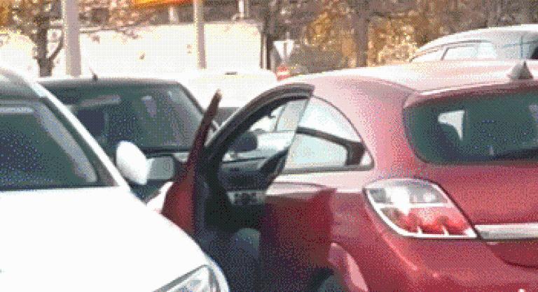 Durva bosszút rögzített a kamera, kulccsal karcolta végig a Mercedest az autós, akihez túl közel parkoltak