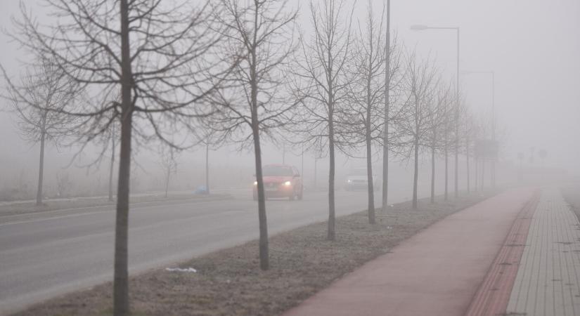 Extrém sűrű köd csütörtökön – kiadták a riasztást