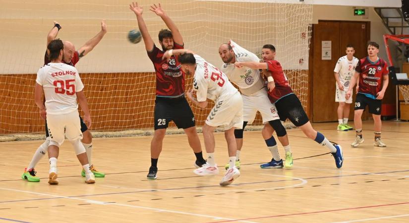 Élen a Mezőtúri AFC, szorosan nyomában a Székács csapata