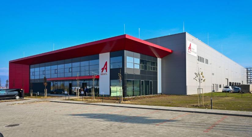 Átvágták a szalagot: eddig nem látott méreteket ölt hazánk új gyára – a teljes magyarországi autóipart innen szolgáljak majd ki