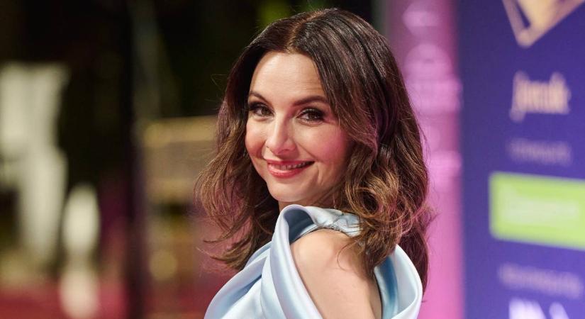 Észbontó! Mélyen dekoltált, vörös ruhában hódít Zséda