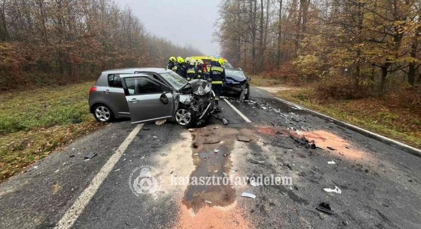 Sokkoló fotókon mutatjuk a frontális karambolt, ami Ják és Szombathely között történt