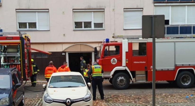 Kigyulladt egy lakás Szekszárdon, a Jókai utcában