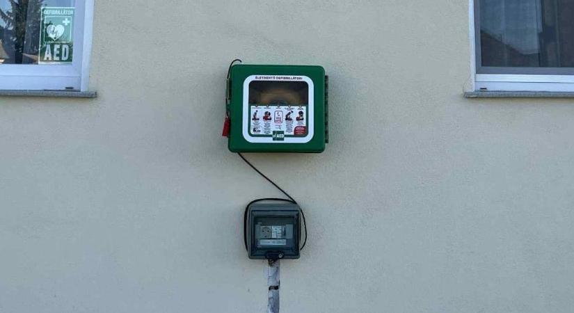 Életmentő berendezést helyeztek fel a bogyoszlói községháza falára