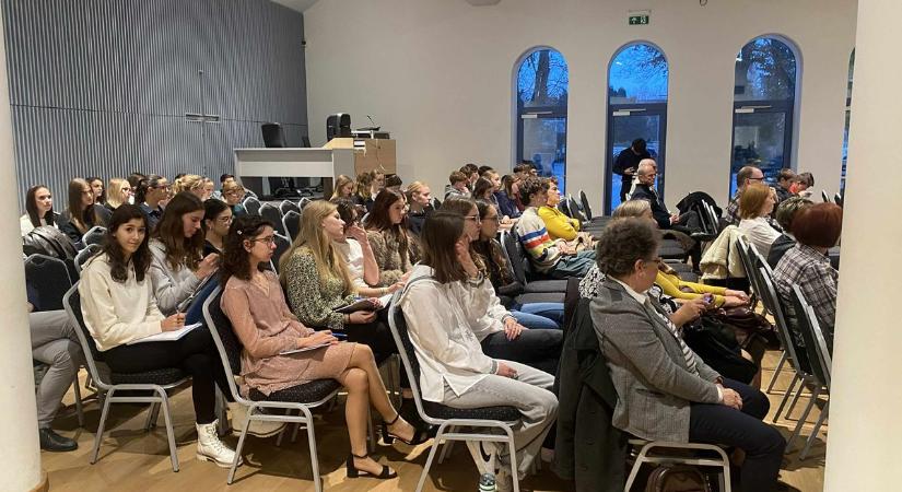 Klebelsberg Kuno emléke előtt hajtottak fejet az iskolájában