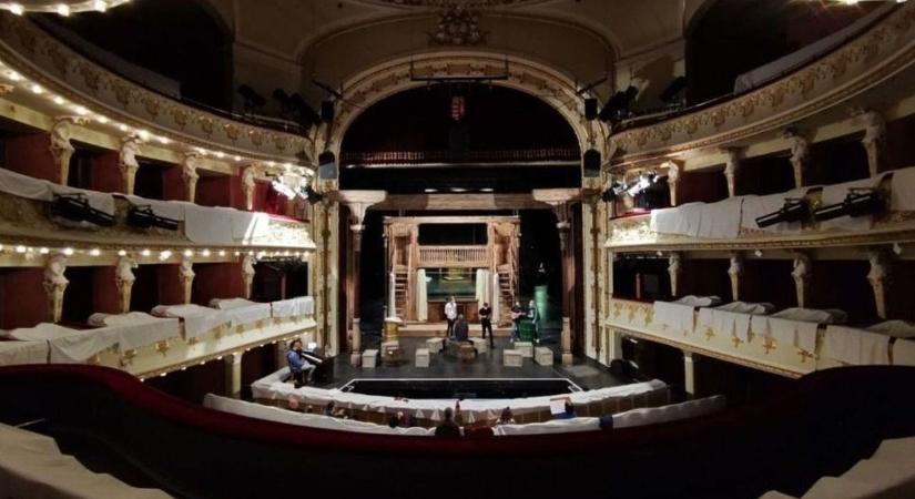 Színpad, szívek, szörnyűségek, na meg a szeizmológia – szerdáról