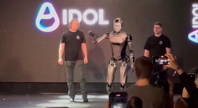 Párat lépett a világot jelentő deszkákon, aztán hatalmasat taknyolt az első orosz MI-robot