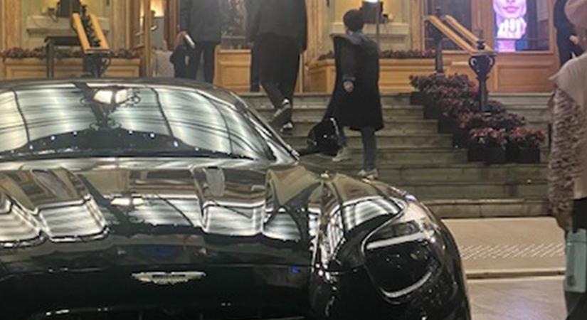 Magyar, egyedi rendszámos luxusautó parkolt a monte-carlói kaszinó bejáratánál