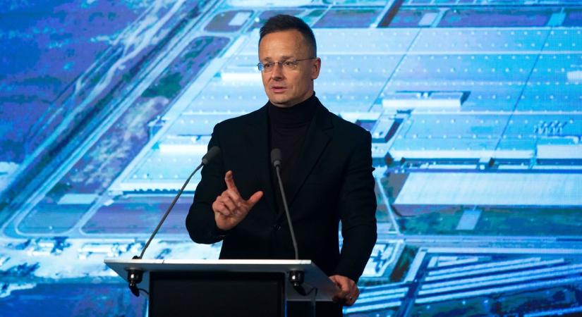 Szijjártó Péter: be kell fejezni az európai emberek pénzének Ukrajnába küldését!