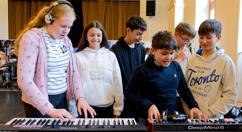 Hangszert a kézbe! - interaktív zenei játszótér Bükön