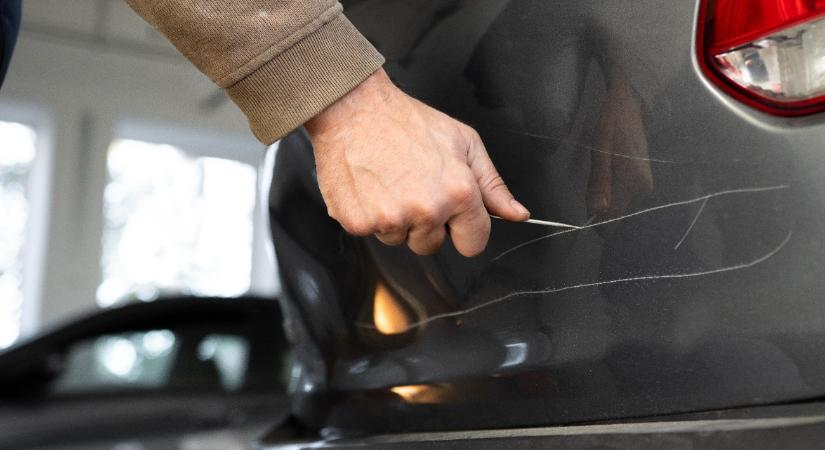 Pár centi miatt: autós rémálom egy tatai parkolóban – videó